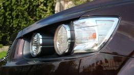 Chevrolet Aveo T300 Sedan 1.3D 95KM - galeria redakcyjna - lewy przedni reflektor - włączony