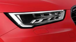 Audi A1 TFSI Facelifting R-Line (2015) - prawy przedni reflektor - włączony