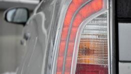 Toyota Prius IV Hatchback Facelifting  KM - galeria redakcyjna - lewy tylny reflektor - włączony