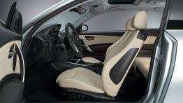 BMW Seria 1 Hatchback 3D - widok ogólny wnętrza z przodu