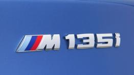 BMW M135i - emblemat