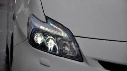 Toyota Prius IV Hatchback Facelifting  KM - galeria redakcyjna - prawy przedni reflektor - włączony