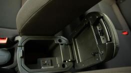 Chevrolet Cruze Hatchback 5d 1.8 16V DOHC 141KM - galeria redakcyjna - podłokietnik przedni