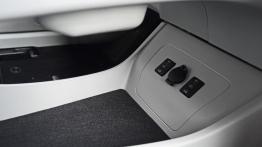 Toyota Prius IV Plug-In Hybrid - galeria redakcyjna - gniazda multimedialne w konsoli środkowej