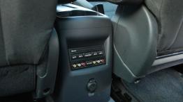 Peugeot 5008 Facelifting 2.0 HDi - galeria redakcyjna - gniazda multimedialne z tyłu