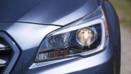 Subaru Legacy VI (2015) - lewy przedni reflektor - włączony