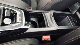 Peugeot 308 GTi - galeria redakcyjna - tunel ?rodkowy mi?dzy fotelami
