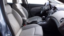 Chevrolet Cruze - widok ogólny wnętrza z przodu