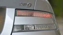 Aston Martin DB9 Facelifting Volante - prawy tylny reflektor - włączony