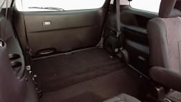 Mazda MPV - tylna kanapa złożona, widok z boku
