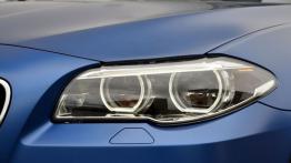 BMW M5 F10 Facelifting (2014) - lewy przedni reflektor - wyłączony