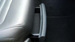 Volkswagen Jetta VI Sedan 1.4 TSI Hybrid 170KM - galeria redakcyjna - szuflada pod fotelem przednim