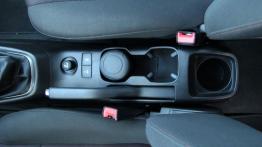 Chevrolet Aveo T300 Sedan 1.3D 95KM - galeria redakcyjna - tunel środkowy między fotelami