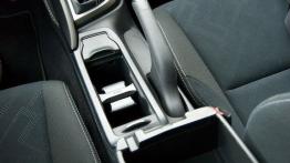 Honda Civic IX Tourer 1.8 i-VTEC - galeria redakcyjna - tunel środkowy między fotelami