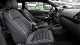 Volkswagen Scirocco III Facelifting 2.0 TSI (2014) - widok ogólny wnętrza z przodu