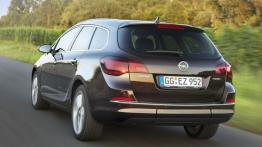 Opel Astra IV Sports Tourer Facelifting - widok z tyłu