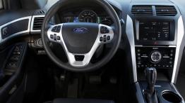Ford Explorer 2011 - kokpit