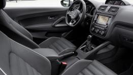 Volkswagen Scirocco III Facelifting 2.0 TSI (2014) - widok ogólny wnętrza z przodu