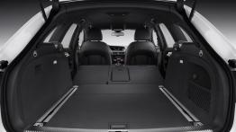Audi A4 Allroad Facelifting - tylna kanapa złożona, widok z bagażnika
