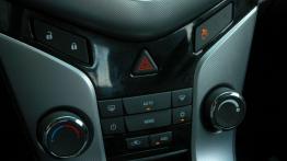 Chevrolet Cruze Hatchback 5d 1.8 16V DOHC 141KM - galeria redakcyjna - panel sterowania wentylacją i