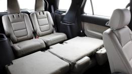 Ford Explorer 2011 - tylna kanapa złożona, widok z boku