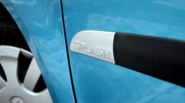 Suzuki Splash Hatchback 5d Facelifting 1.0 68KM - galeria redakcyjna - emblemat boczny