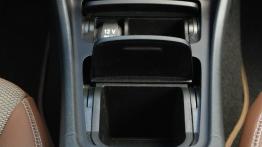 Mercedes GLA 200 CDI 136KM - galeria redakcyjna - tunel środkowy między fotelami