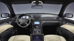 Mercedes Klasa E 2006 - pełny panel przedni