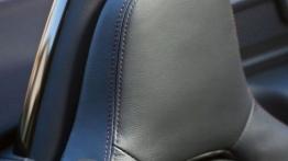 Mazda MX-5 IV (2015) - zagłówek na fotelu kierowcy, widok z przodu
