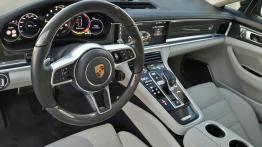 Porsche Panamera E-Hybrid Sport Turismo - galeria redakcyjna - widok ogólny wnętrza z przodu