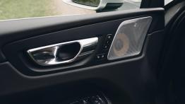 Volvo XC60 – z błyskiem w oku