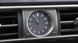 Lexus IS III Sedan 300h 223KM - galeria redakcyjna - zegarek