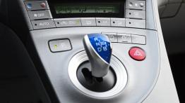 Toyota Prius IV Plug-In Hybrid - galeria redakcyjna - konsola środkowa