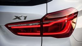 BMW X1 II xDrive20d (2016) - prawy tylny reflektor - włączony