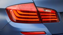 BMW M5 F10 Facelifting (2014) - lewy tylny reflektor - włączony
