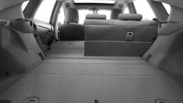 Toyota Prius Facelifting - tylna kanapa złożona, widok z bagażnika