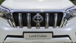 Toyota Land Cruiser 2.8 D-4D (2016) - grill