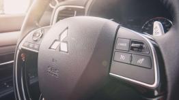 Mitsubishi Outlander 2.0 4WD CVT - galeria redakcyjna - sterowanie w kierownicy