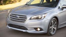 Subaru Legacy VI (2015) - przód - reflektory włączone