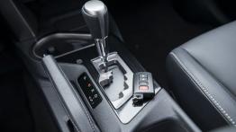 Toyota RAV4 IV Facelifting Hybrid (2016) - tunel środkowy między fotelami