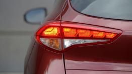 Hyundai Tucson III (2016) - wersja amerykańska - lewy tylny reflektor - włączony