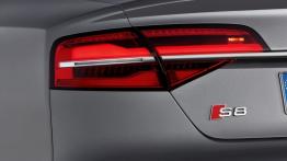 Audi S8 Facelifting (2014) - lewy tylny reflektor - włączony