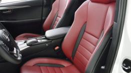 Lexus NX 300h (2014) - fotel kierowcy, widok z przodu
