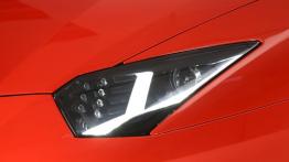 Lamborghini Aventador LP700-4 - prawy przedni reflektor - włączony