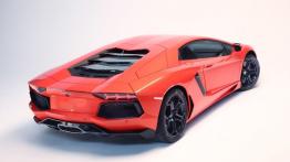 Lamborghini Aventador LP700-4 - tył - reflektory włączone
