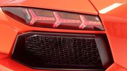 Lamborghini Aventador LP700-4 - prawy tylny reflektor - włączony