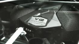 Lamborghini Aventador LP700-4 - pokrywa silnika zamknięta