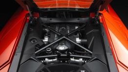 Lamborghini Aventador LP700-4 - pokrywa silnika otwarta