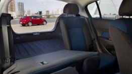 Chevrolet Cruze hatchback ECO-TEC - tylna kanapa złożona, widok z boku