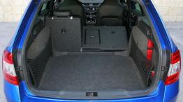 Skoda Octavia III RS Kombi 2.0 TSI (2013) - tylna kanapa złożona, widok z bagażnika